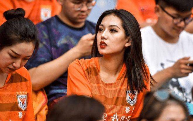 近距离偷拍多位美女嘘嘘