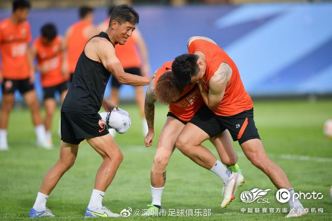 白丝打开双腿露小内裤图片